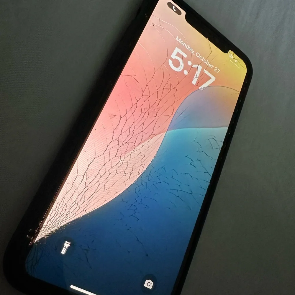 Cracked Scream and the back but you can fix that and any carrier tho